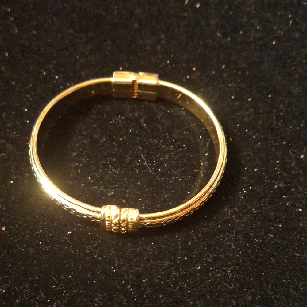 Elegant Gold Bracelet